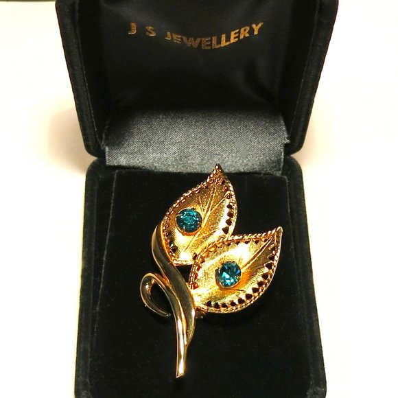 Vintage CELEBRITY Green Rhinestone Brooch Leaves Original Signed Lapel Pin - Picture 1 of 3